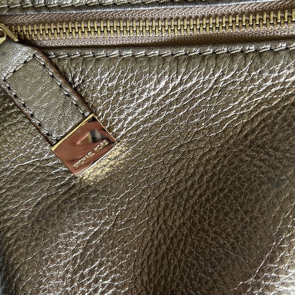 Michael Kors leather authentic bag like new! So elegant and stunning. Like new - Picture 5 of 15